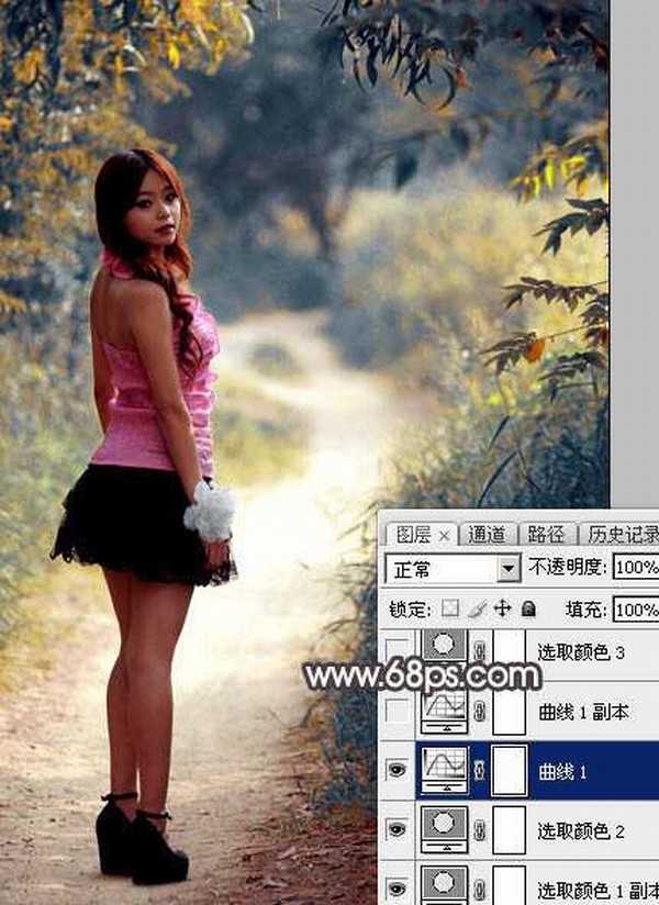 Photoshop调出暗调深秋色树林路边的人物图片