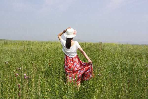 Photosho调制出大气的黄褐色霞光草原人物图片